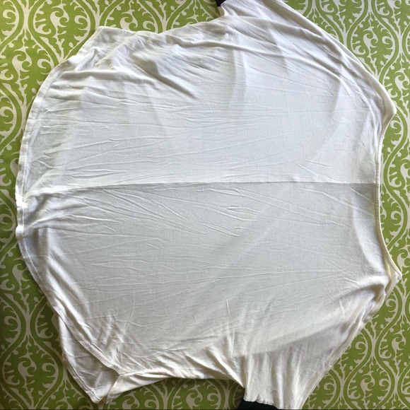 Cute Flowy White Top 👀 - Picture 4 of 4